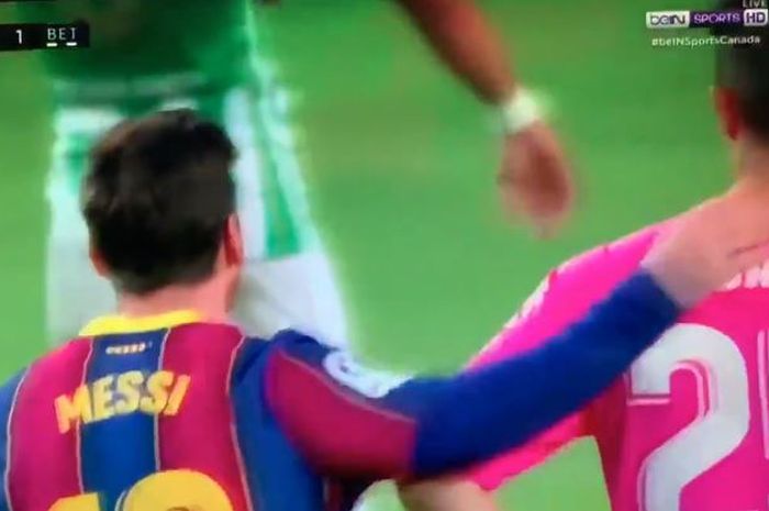 Akibat mencolek leher kiper Real Betis, kapten Barcelona, Lionel Messi, terkena pukulan saat Barca menang di Liga Spanyol, Sabtu (7/11/2020).