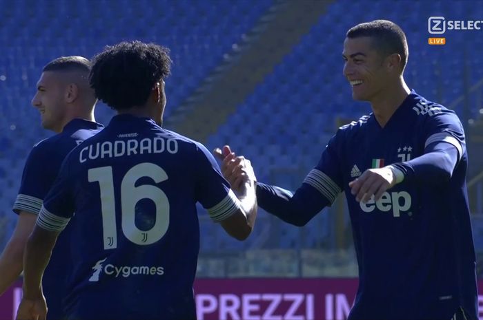 Cristiano Ronaldo merayakan golnya ke gawang Lazio di  Stadio Olimpico Roma dalam laga pekan ke-7 Liga Italia, Minggu (8/11/2020).