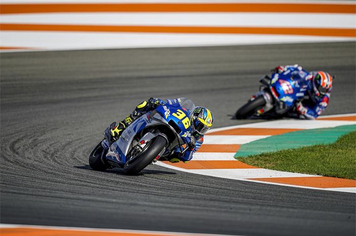 Aksi dua pembalap Suzuki Ecstar, Joan Mir (36) dan Alex Rins (42) pada balapan MotoGP Eropa di Sirkuit Ricardo Tormo, Valencia, Spanyol, 8 November 2020.