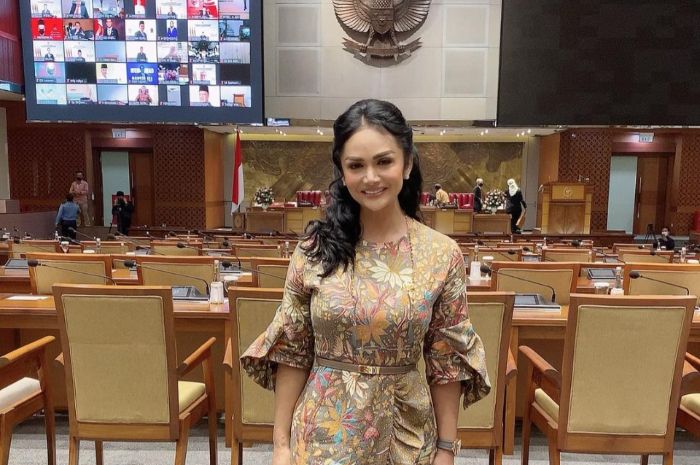 Raup Gaji Rp 66 Juta Usai Jadi Anggota DPR RI, Krisdayanti Pamerkan Kecantikannya Saat Kenakan Kebaya Mewah Bertabur Payet hingga Kepergok Tulis Keterangan Foto yang Menggelitik: Stay Humble
