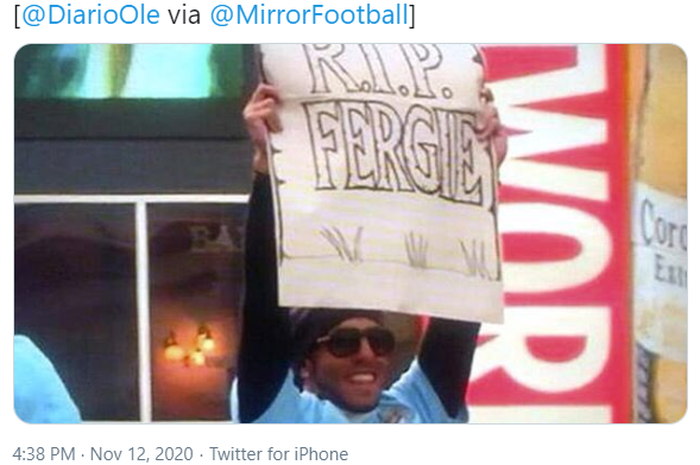 Momen Carlos Tevez mengangkat poster bertuliskan RIP Fergie dalam parade juara Manchester City di tahun 2012.