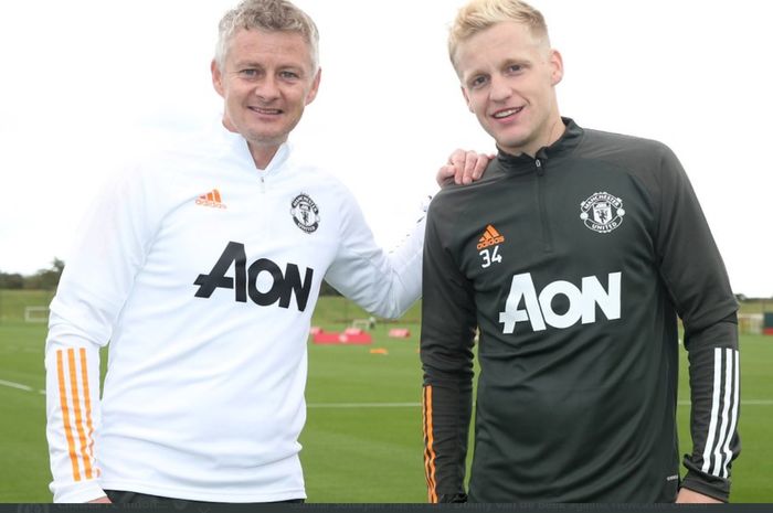 Kebersamaan Ole Gunnar Solskjaer dan Donny van de Beek di tempat latihan Manchester United, Carrington.