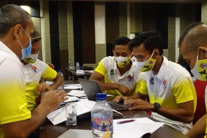 Pemain Persik Kediri, Dany Saputra, saat mengikuti kursus pelatih dari PSSI di Bali.