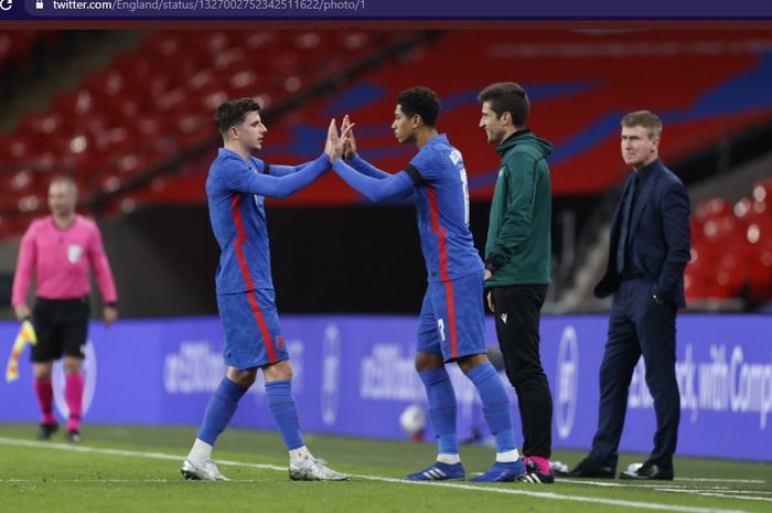 Pemain timnas Inggris, Jude Bellingham (kanan), masuk menggantikan Mason Mount, dalam laga uji coba kontra Irlandia, Kamis (12/11/2020) waktu setempat atau Jumat pukul 03.00 WIB. 