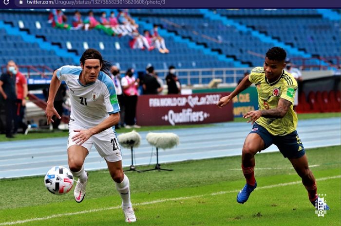 Pemain timnas Uruguay, Edinson Cavani (kiri) dan pemain timnas Kolombia, Wilmar Barrios, dalam laga Kualifikasi Piala Dunia 2022 zona Conmebol, Jumat (13/11/2020) atau Sabtu pukul 03.30 WIB. 