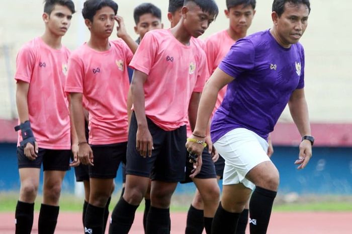 Victor Dethan (paling kiri) saat dilatih Bima Sakti di pemusatan latihan timnas U-16 Indonesia di Sidoarjo, 16-29 Januari 2020