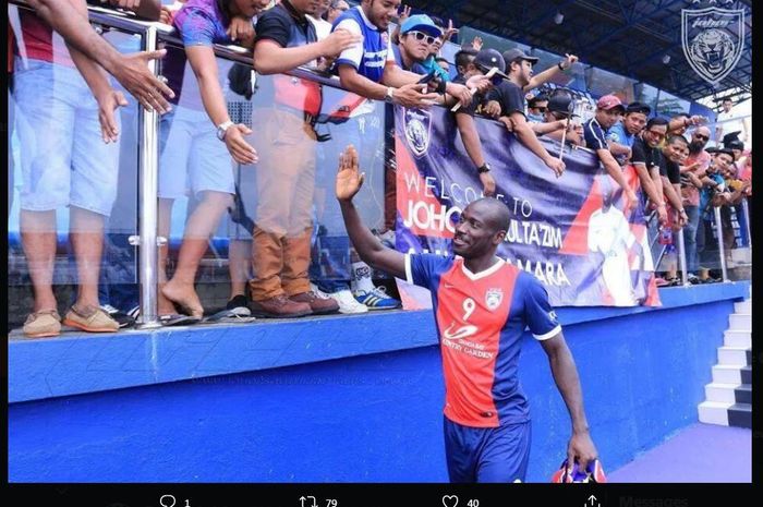 Alhaji Kamara saat disambut sebagai pemain klub Malaysia, Johor Darul Takzim FC.