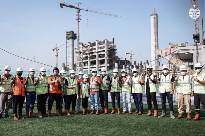 Gubernur DKI Jakarta, ANies Basweda berserta Manajemen Persija Jakarta, dan Pengurus Pusat the Jakmania meninjau pembangunan Jakarta International Stadium (JIS).