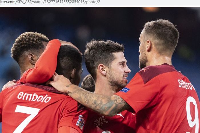 Para pemain timnas Swiss merayakan gol yang dicetak Remo Freuler (tengah) dalam laga Liga A Grup 4 UEFA Nations League kontra timnas Spanyol di St. Jakob-Park, Sabtu (14/11/2020).