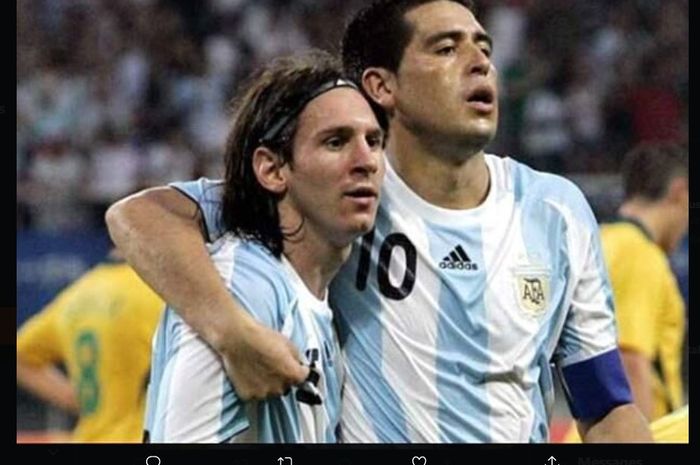 Lionel Messi (kiri) dan Juan Roman Riquelme saat membela timnas Argentina pada 2007.