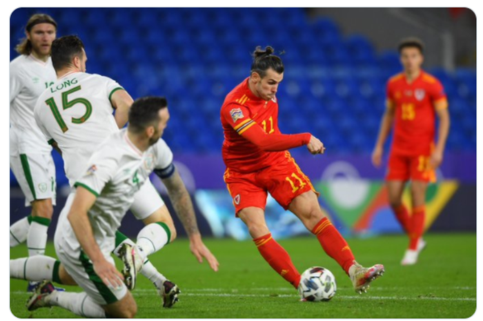 Gareth Bale (kanan) saat beraksi bersama timnas Wales.