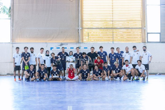 Para pemain timnas futsal Indonesia usai mengakhiri training campnya di Surabaya.