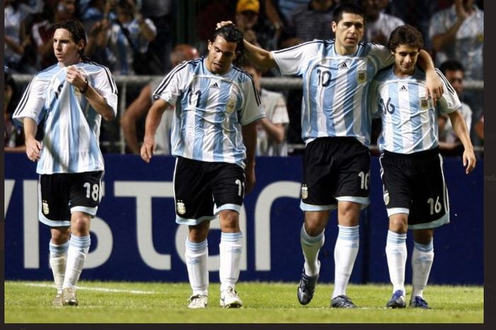 Dari kiri ke kanan: Lionel Messi, Carlos Tevez, Juan Roman Riquelme, dan Pablo Aimar saat merayakan gol timnas Argentina di partai Copa America 2007.