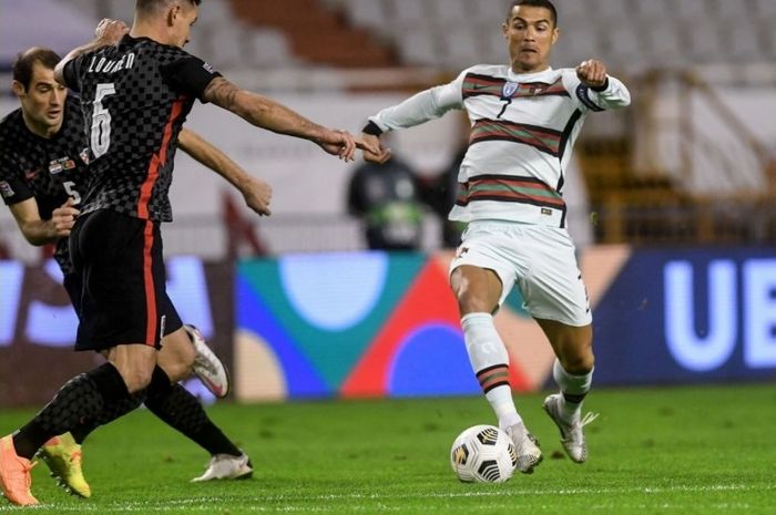 Aksi megabintang timnas Portugal, Cristiano Ronaldo, dalam duel melawan Kroasia pada Selasa (17/11/2020).