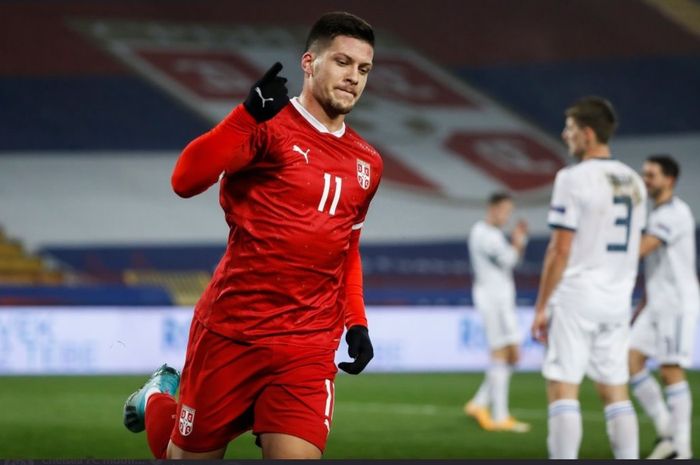 Penyerang Real Madrid, Luka Jovic, melakukan selebrasi usai mencetak gol ke gawang Rusia kala membantu timnas Serbia meraih kemenangan dalam lanjutan UEFA Nations League.