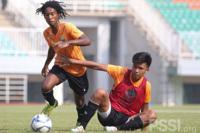 Pemain Madura United, Ronaldo Kwateh (kiri), menjadi pemain termuda di ajang Piala Menpora 2021.