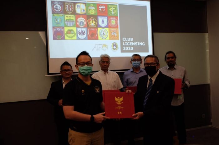 Ketua dan anggota Club Licensing Committee PSSI berfoto usai memutuskan enam klub profesional Indonesia dalam rapat di Jakarta, Kamis (19/11/2020) malam.