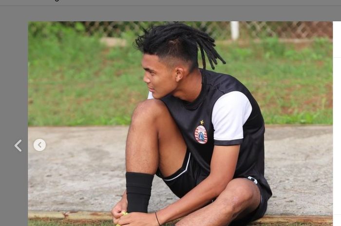 Pemain muda Persija Jakarta, Sutan Zico, berpenampilan dengan rambut gimbalnya.