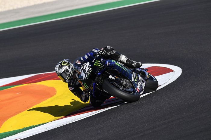 Pembalap Monster Energy Yamaha, Maverick Vinales, berada di posisi kedua pada sesi latihan bebas pertama MotoGP Portugal di Sirkuit Algarve, Portimao, Portugal, 20 November 2020.