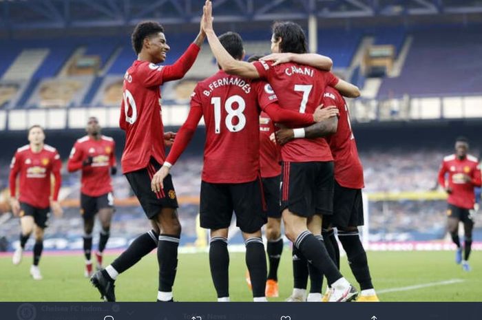 Para pemain Manchester United turut merayakan gol Edinson Cavani ke gawang Evereton dalam kemenangan 3-1 di Goodison Park, Sabtu (7/11/2020).