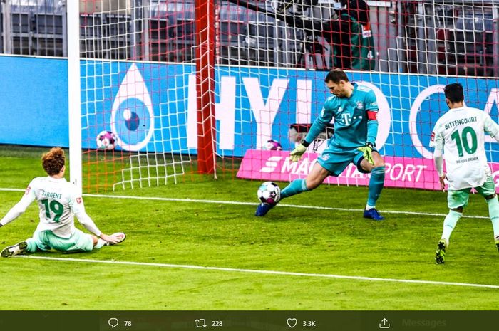 Manuel Neuer menyelamatkan gawang Bayern Muenchen dari kebobolan oleh Josh Sargent, striker Werder Bremen, dalam duel Bundesliga di Allianz Arena, 21 November 2020.