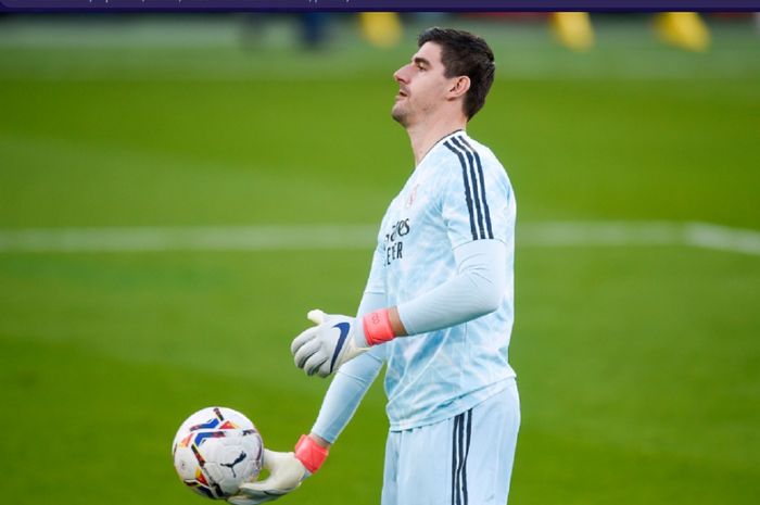 Kiper Real Madrid, Thibaut Courtois, memegang bola usai kebobolan Villarreal dalam laga pekan ke-10 Liga Spanyol 2020-2021, Sabtu (21/11/2020) pukul 22.15 WIB. 