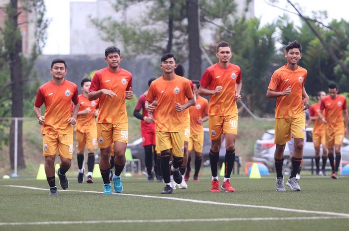 Para pemain muda Persija Jakarta. tengah menjalani latihan bersama.