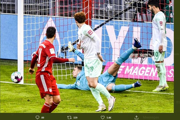 Manuel Neuer menyelamatkan gawang Bayern Muenchen dari kebobolan oleh pemain Werder Bremen dalam duel Bundesliga di Allianz Arena, 21 November 2020.