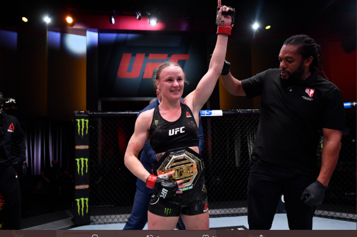 Petarung kelas terbang wanita UFC, Valentina Shevchenko, berhasil mempertahankan sabuk juara kelas terbang. Pertahanan gelar juara tersebut dilakukan Shevchenko usai menghabisi Jennifer Maia pada ajang UFC 255, Minggu (22/11/2020).