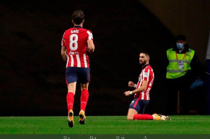 Bintang Atletico Madrid, Yannick Carrasco, mencetak gol ke gawng Barcelona pada Sabtu (21/11/2020).