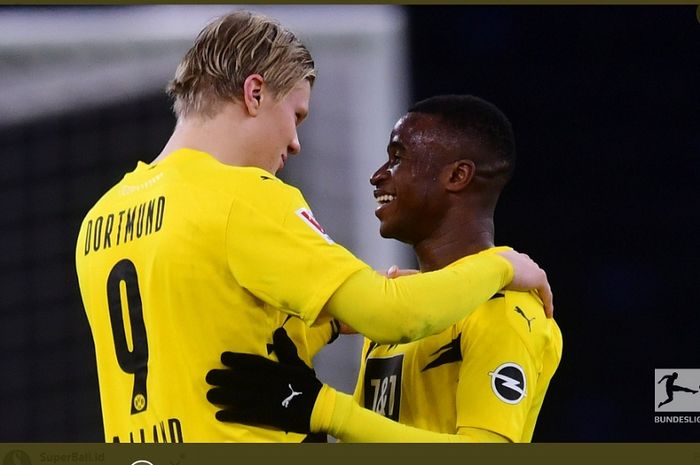 Wonderkid Borussia Dortmund, Youssoufa Moukoko (kanan), menjadi pemain termuda dalam sejarah Bundesliga usai tampil melawan Hertha Berlin di usia 16 tahun 1 hari.