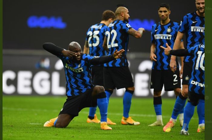 Romelu Lukaku merayakan gol Inter Milan bersama Lautaro Martinez ke gawang Torino dalam lanjutan Liga Italia, 22 November 2020.