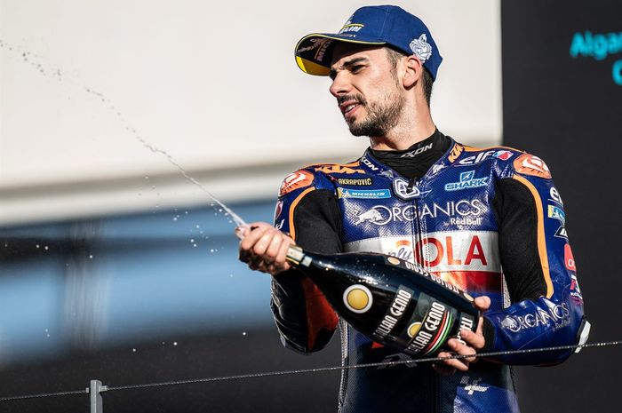 Pembalap Red Bull KTM Tech3, Miguel Oliveira, merayakan kemenangannya pada balapan MotoGP Portugal di Sirkuit Internasional Algarve, Portimao, Portugal, 22 November 2020.