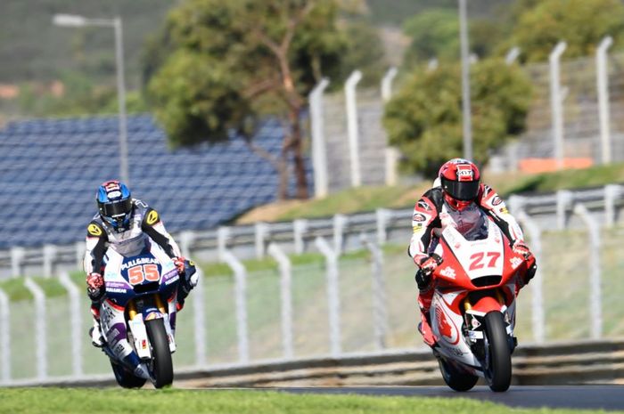 Aksi pembalap Idemitsu Honda Team Asia, Andi Farid Izdihar, pada balapan Moto2 Portugal di Sirkuit Internasional Algarve, Portimao, Portugal, Minggu (22/11/2020)