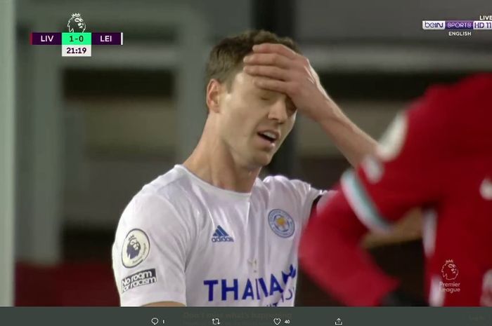 BEk Leicester City, Jonny Evans, melakukan gol bunuh diri dalam laga kontra Liverpool pada Minggu (22/11/2020).