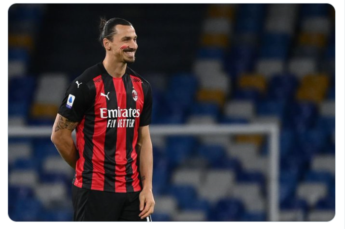 Zlatan Ibrahimovic mencetak satu gol yang buat AC Milan untuk sementara unggul 1-0 atas Napoli.