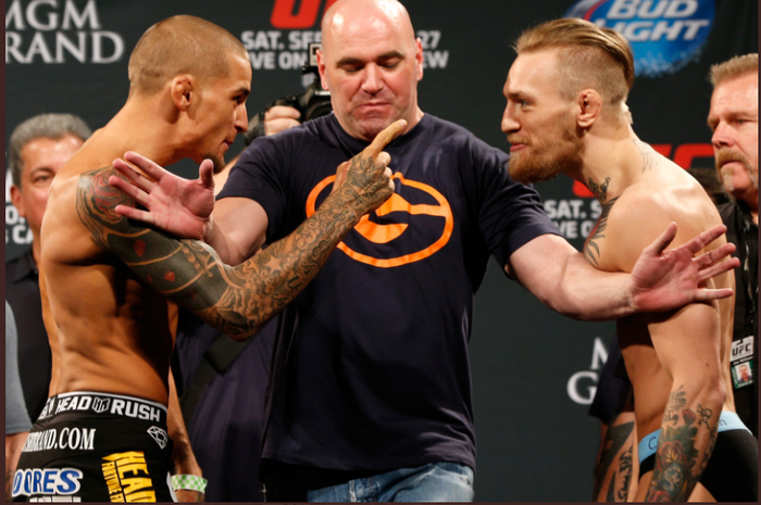 Conor McGregor (kanan) dan Dustin Poirier (kiri) dan melakukan sesi tatap muka pada ajang UFC 178. 