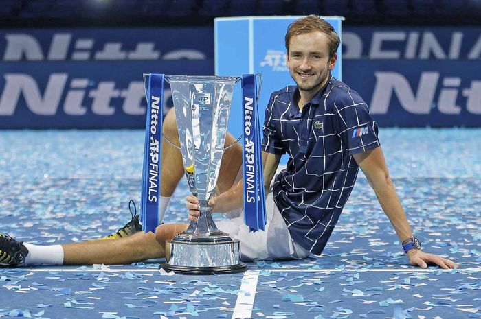 Petenis tunggal putra Rusia, Daniil Medvedev, berpose dengan trofi turnamen ATP Finals 2020 yang dia rengkuh usai mengalahkan Dominic Thiem (Austria) 4-6, 7-6(2), 6-4 pada laga final di O2 Arena, London, Inggris, Minggu (22/11/2020).