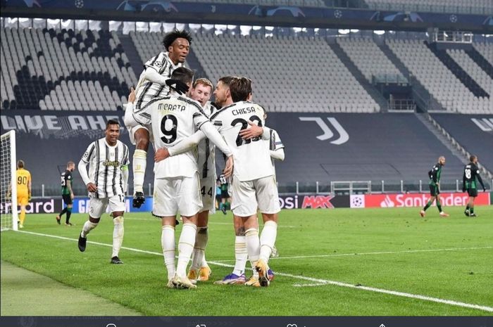 Para pemain Juventus merayakan gol yang dicetak oleh Alvaro Morata ke gawang Ferencvaros dalam kemenangan 2-1 pada lanjutan fase grup Liga Champions, Selasa (24/11/2020).