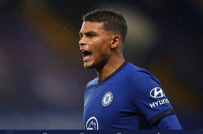 Bek tengah veteran milik Chelsea, Thiago Silva.