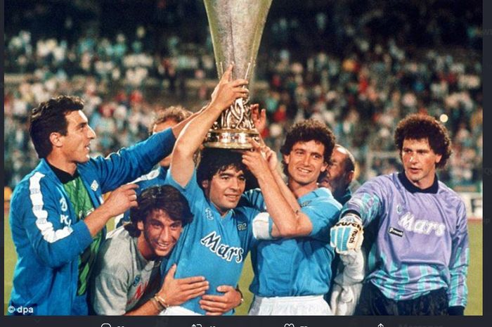 Diego Maradona dengan trofi juara Piala UEFA bersama Napoli.