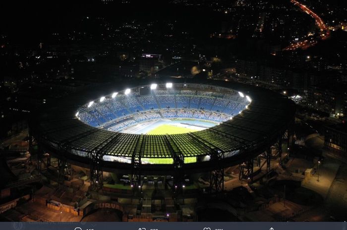 Stadion Napoli, San Paolo, melakukan penghormatan terhadap meninggalnya legenda klub, Diego Maradona yang tutup usia akibat gagal jantung pada Rabu (25/11/2020).