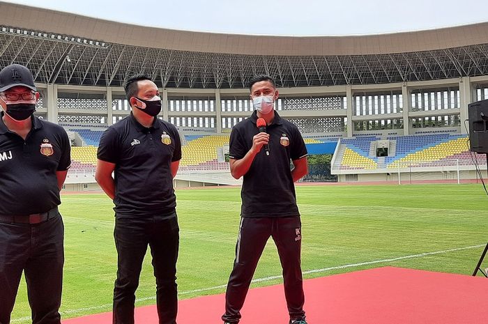 Kapten Bhayangkara Solo FC, Indra Kahfi, saat menjawab pertanyaan wartawan di Stadion Manahan, Solo, Jumat (27/11/2020).