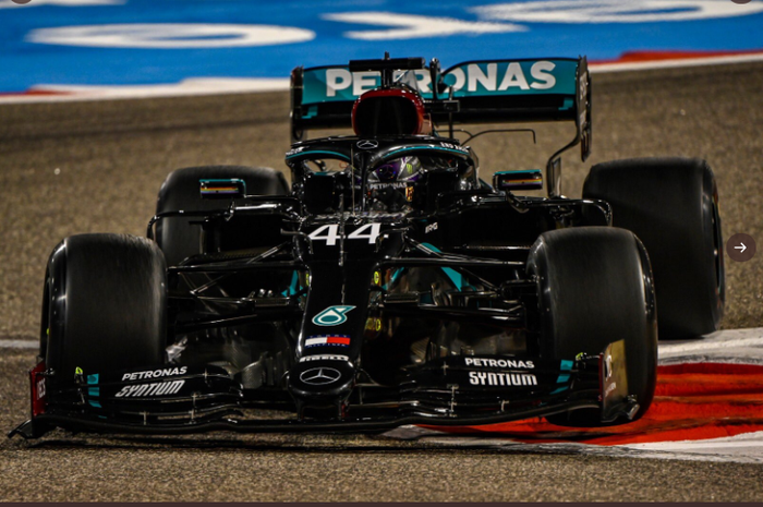 Pembalap Mercedes, Lewis Hamilton, saat melakoni sesi latihan bebas kedua (FP2) pada ajang F1 GP Bahrain 2020, Jumat (27/11/2020). 