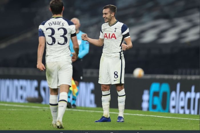 Pemain Tottenham Hotspur, Harry Winks, merayakan golnya ke gawang Ludogorets pada Kamis (26/11/2020).