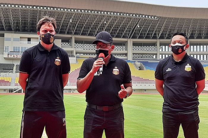 COO Bhayangkara Solo FC, Sumardji (tengah), ditemani Manajer I Nyoman Yogi Hermawan (kanan), dan pelatih Paul Munster (kiri) saat launching nama baru timnya di Stadion Manahan, Solo, Jumat (27/11/2020).