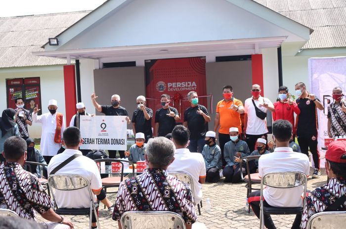 Persija Jakarta rayakan hari jadi ke 92 di Lapangan National Youth Training Center, Kawasan Sawangan, Jakarta, Sabtu (28/11/2020).