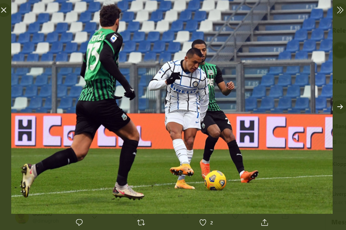 Momen Alexis Sanchez saat melepaskan tembakan yang berujung gol untuk Inter Milan dalam pertandingan melawan Sassuolo di pekan ke-9 Liga Italia 2020-2021.