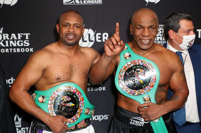 Roy Jones Jr (kiri) dan Mike Tyson setelah laga ekshibisi di Staples Center, Los Angeles, Minggu (29/11/2020).