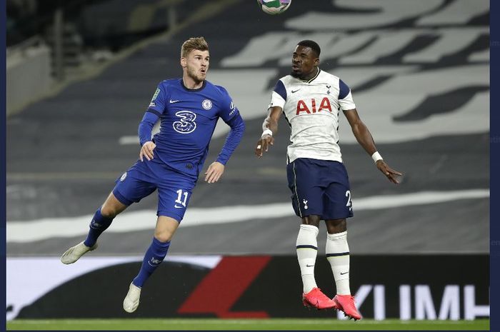 Timo Werner berduel udara dengan Serge Aurier dalam partai Chelsea kontra Tottenham Hotspur di Piala Liga Inggris 2020-2021.